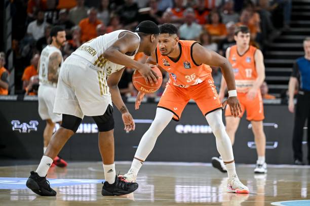 她积极倡导 她积极倡导